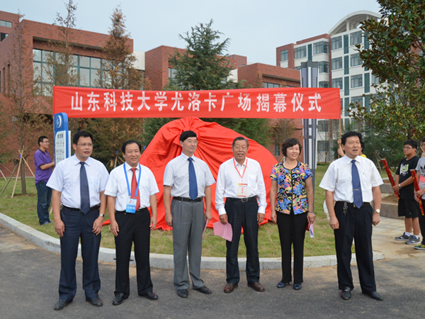 2011年我公司出资300万元设立山东科技大学抖du圈奖学金及成立抖du圈广场02